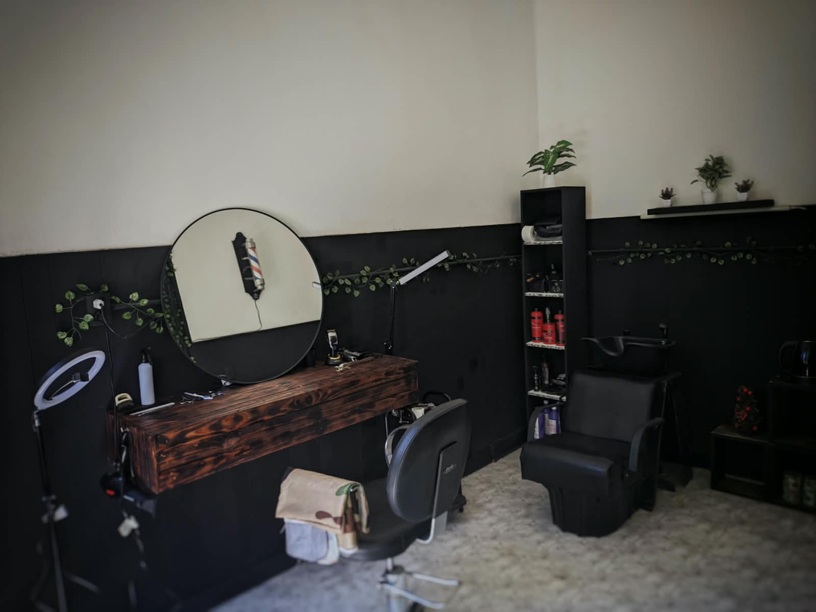 Interior del estudio privado de barbería LRB Studio en Bahía Blanca