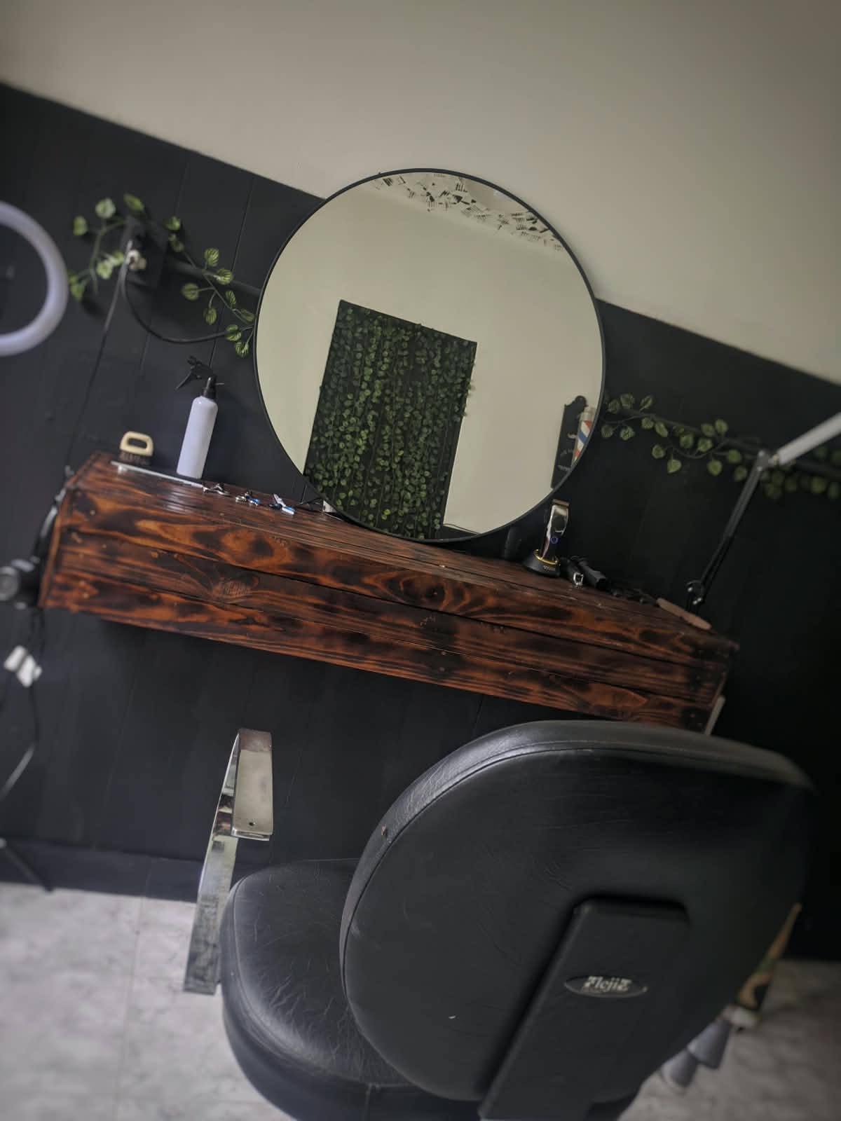 Interior del estudio privado de barbería LRB Studio en Bahía Blanca